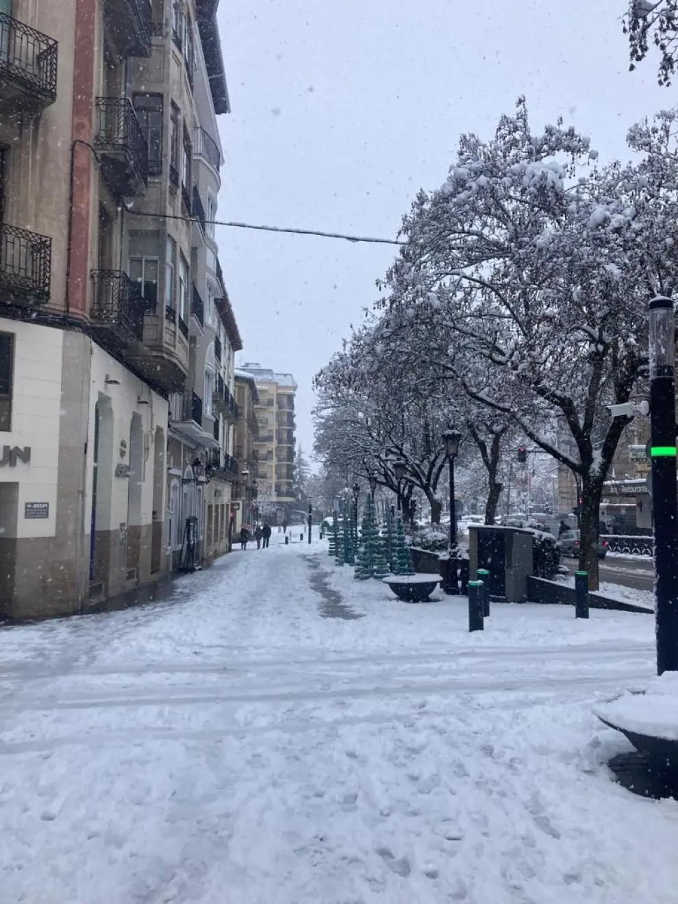 En las localidades de la Jacetania también se han acumulado varios centímetros de nieve.