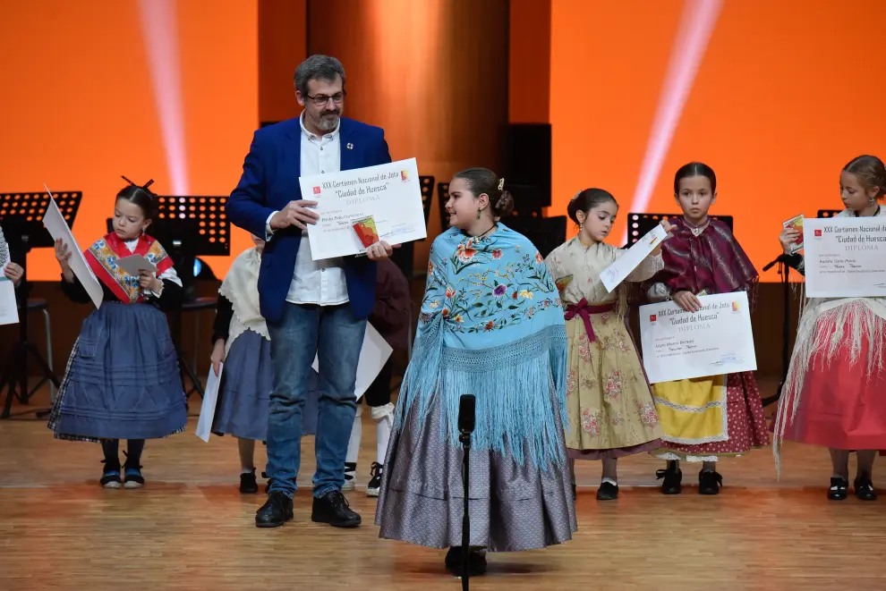 Entrega de premios de los cantadores y bailadores de las categorías benjamín, infantil, juvenil y veteranos.