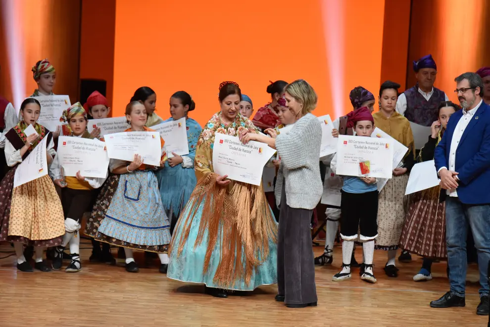 Entrega de premios de los cantadores y bailadores de las categorías benjamín, infantil, juvenil y veteranos.