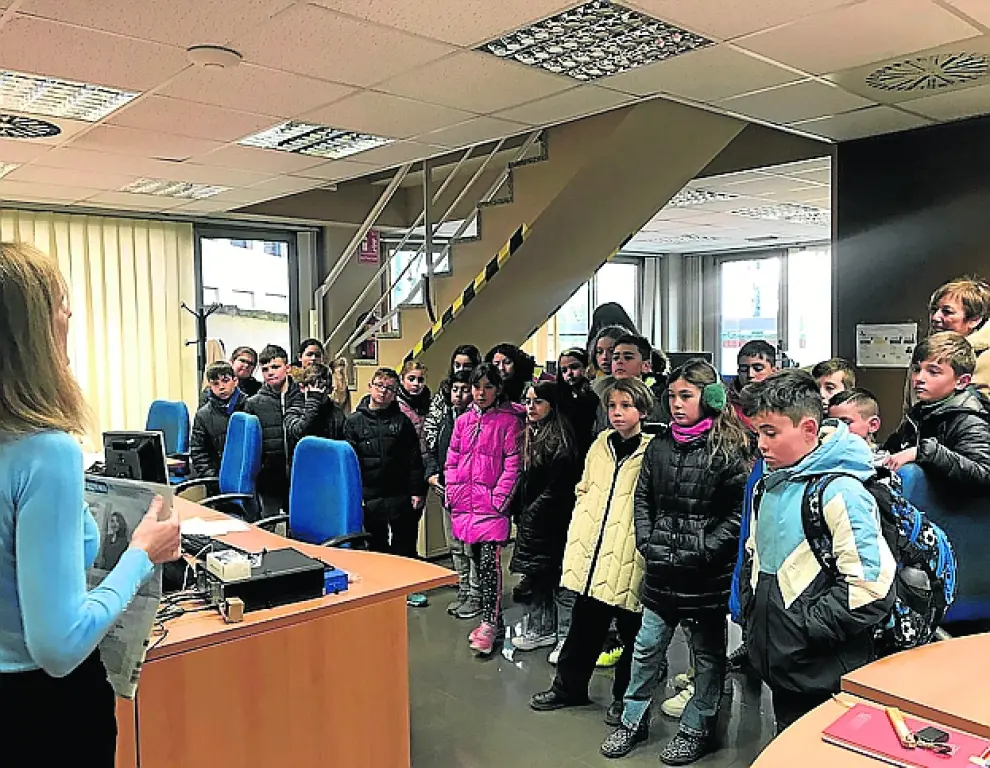 Los niños estuvieron muy atentos a las explicaciones de Elena Puértolas, directora de Diario del Altoaragón.