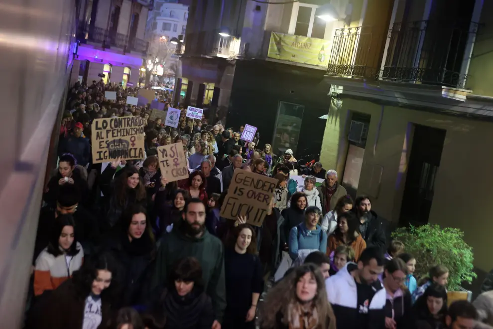 Unas 1.500 personas han salido a la calle a reclamar igualdad real y gritar contra el machismo.