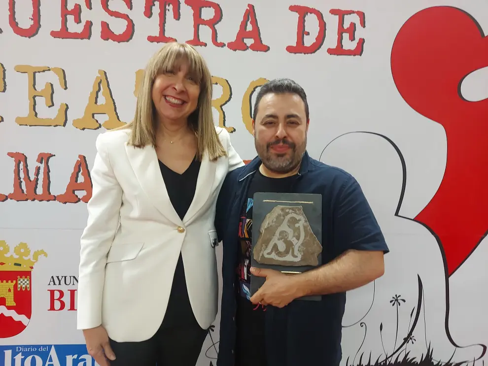 Berta Fernández entrega el premio Mejor Actor que recogió Ruben Yuste en nombre de Paco Peraile.
