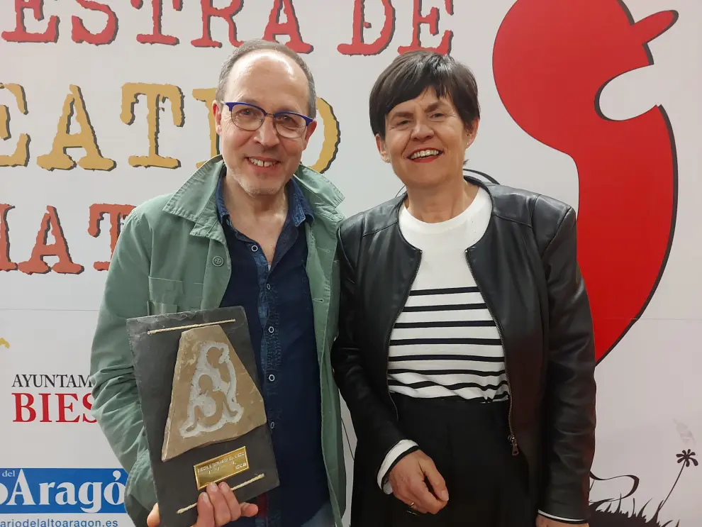 Lourdes Arruebo entrega el premio Mejor Actriz que recoge José Luis Díaz en nombre de Estefania Aroca.