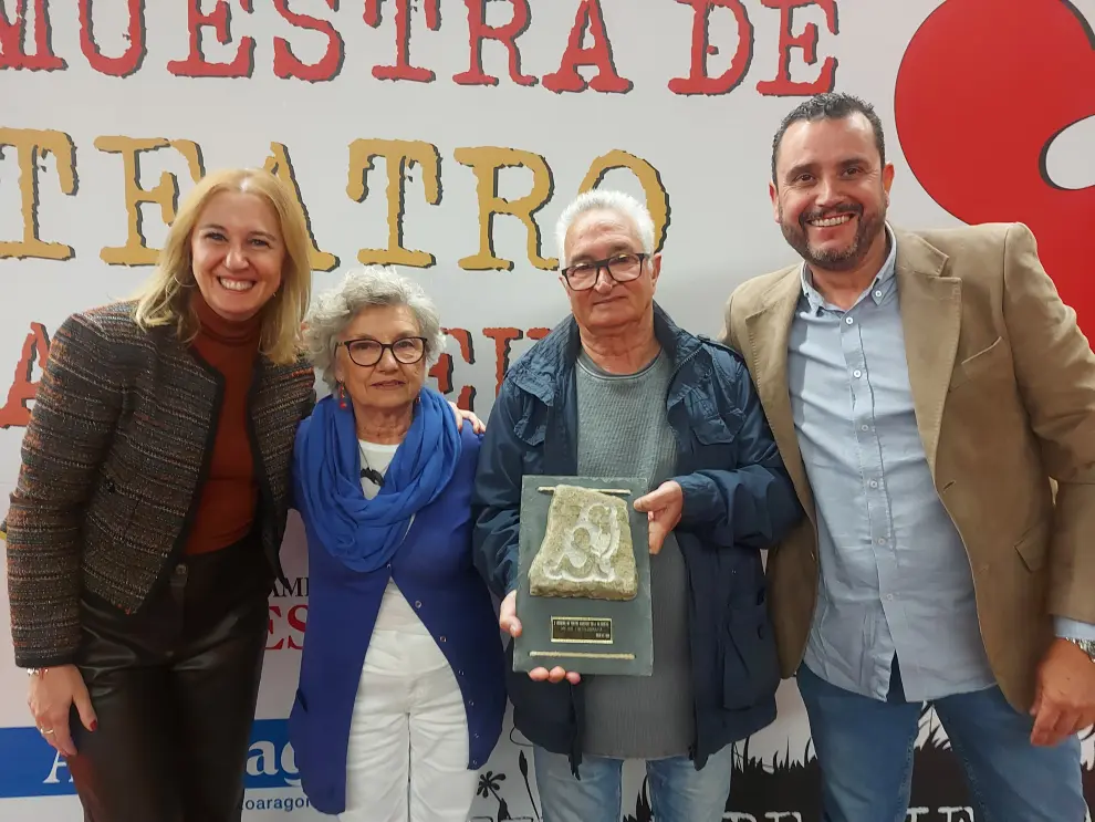 Pilar Estrella y Eladio Prieto, en el centro, con los representantes de Youkali, premio del Público.