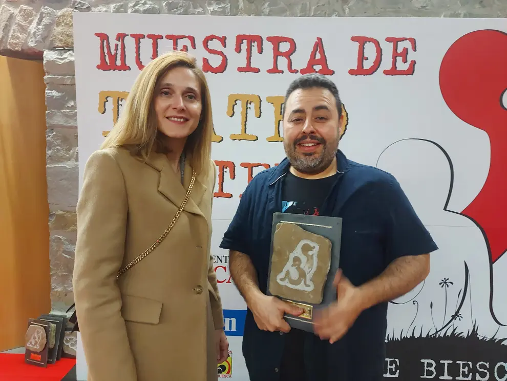 Elena Puértolas dio el premio Mejor Dramaturgia a Rubén Yuste, de Teatro RyD-Doble R teatro.
