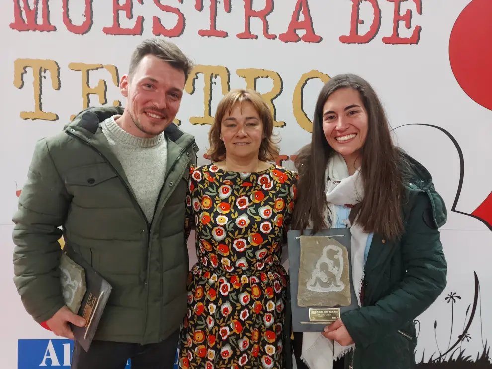 Laura Orst recoge el premio Mejor Grupo, Compañía Teatral en Construccion, de manos de Nuria Pargada.