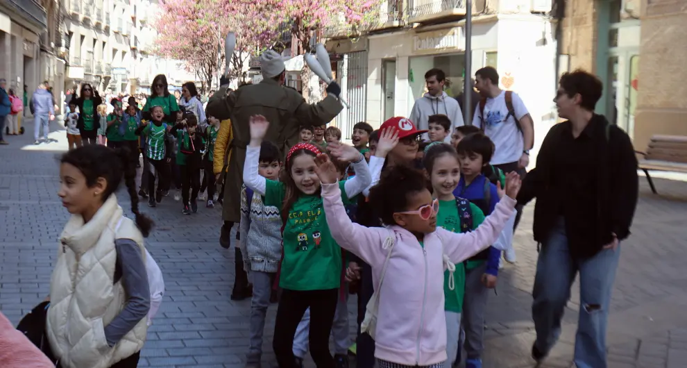 La marea multicolor por la diversidad toma las calles de Huesca