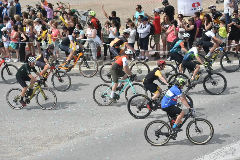 Con muchísimo público en los márgenes del punto de arranque y muchísimo calor se ha dado la salida puntual a la carrera para los primeros 6.000 participantes que han optado por hacer los 117,7 kilómetros que completan la maratón.