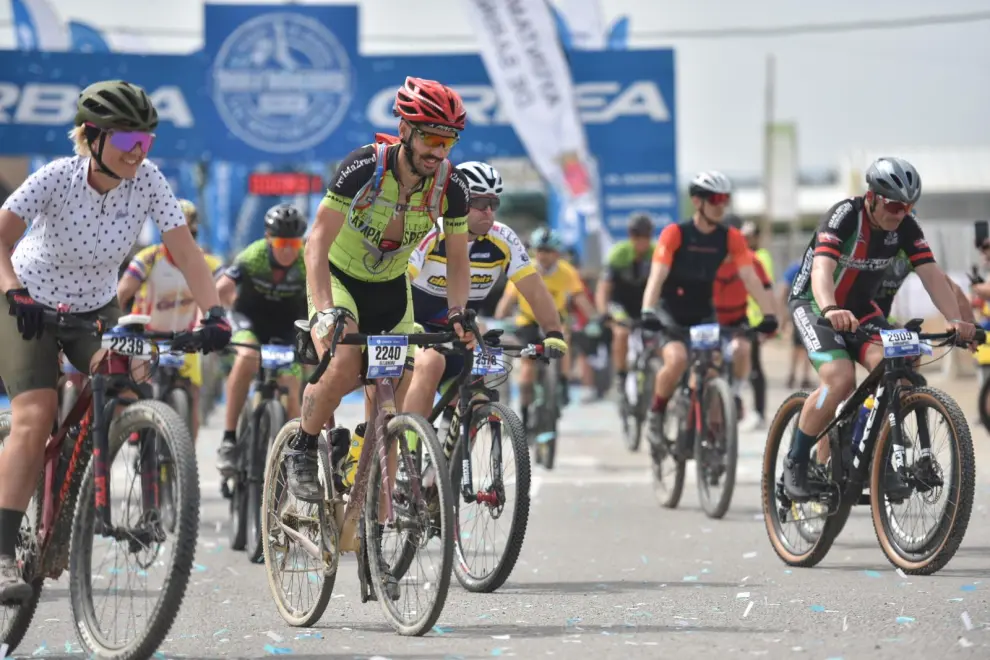 Con muchísimo público en los márgenes del punto de arranque y muchísimo calor se ha dado la salida puntual a la carrera para los primeros 6.000 participantes que han optado por hacer los 117,7 kilómetros que completan la maratón.