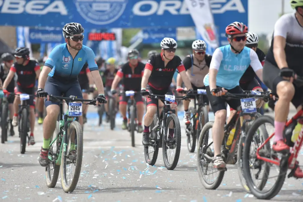 Con muchísimo público en los márgenes del punto de arranque y muchísimo calor se ha dado la salida puntual a la carrera para los primeros 6.000 participantes que han optado por hacer los 117,7 kilómetros que completan la maratón.