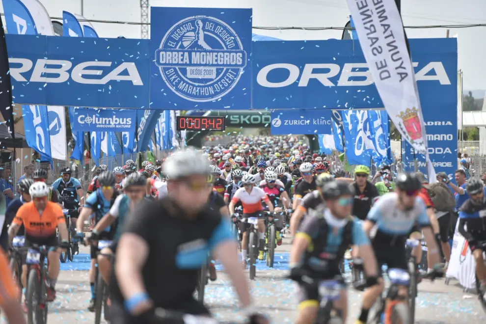 Con muchísimo público en los márgenes del punto de arranque y muchísimo calor se ha dado la salida puntual a la carrera para los primeros 6.000 participantes que han optado por hacer los 117,7 kilómetros que completan la maratón.