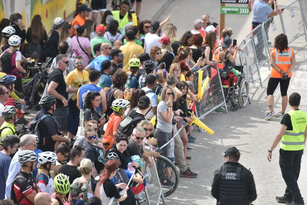 Con muchísimo público en los márgenes del punto de arranque y muchísimo calor se ha dado la salida puntual a la carrera para los primeros 6.000 participantes que han optado por hacer los 117,7 kilómetros que completan la maratón.