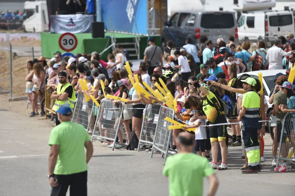 Con muchísimo público en los márgenes del punto de arranque y muchísimo calor se ha dado la salida puntual a la carrera para los primeros 6.000 participantes que han optado por hacer los 117,7 kilómetros que completan la maratón.