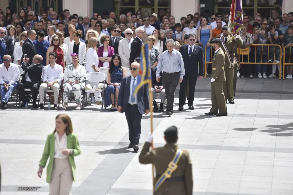 Más de 250 civiles juran la bandera en la plaza López Allué de Huesca