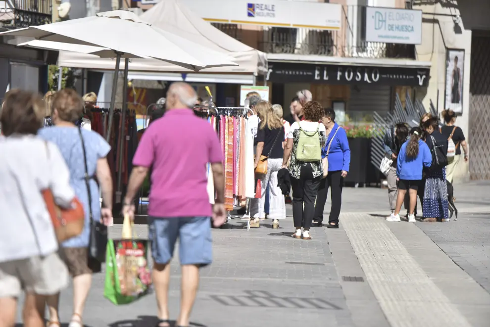 Oscenses y visitantes disfrutan de esta soleada jornada de compras en plena calle.