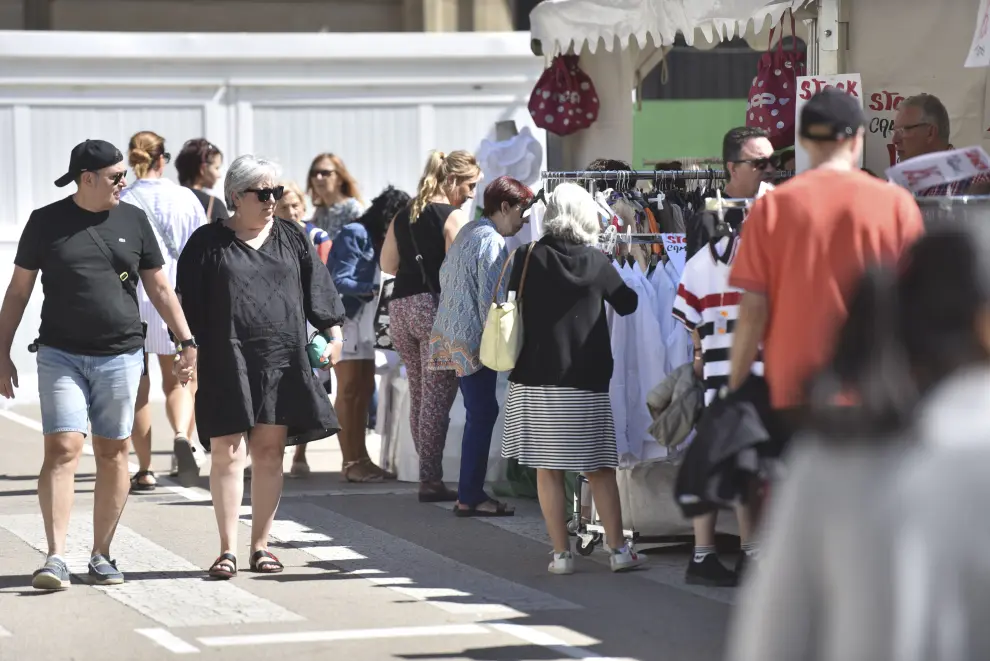 Oscenses y visitantes disfrutan de esta soleada jornada de compras en plena calle.