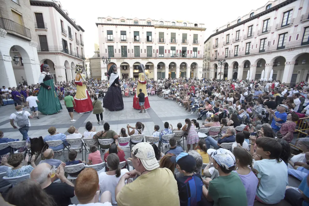 Multitudinario ensayo en la plaza López Allué de Huesca al son de los Gaiters de la Tierra Plana