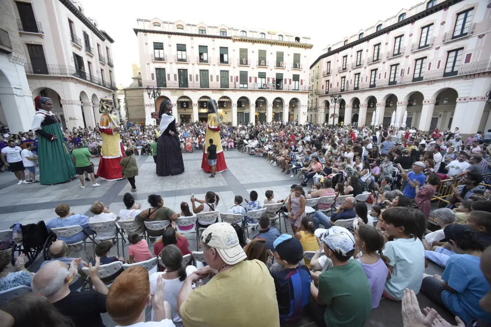 Multitudinario ensayo en la plaza López Allué de Huesca al son de los Gaiters de la Tierra Plana