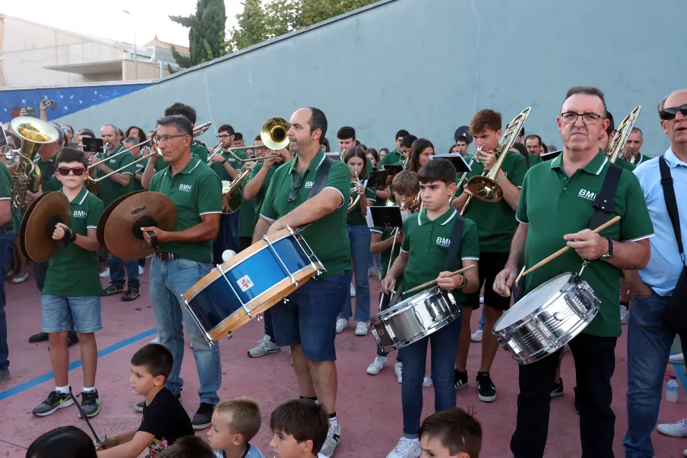 Los Danzantes de Huesca han realizado este lunes el ensayo general junto a la Banda de Música, abierto al público en el patio del Ceip Pio XII.