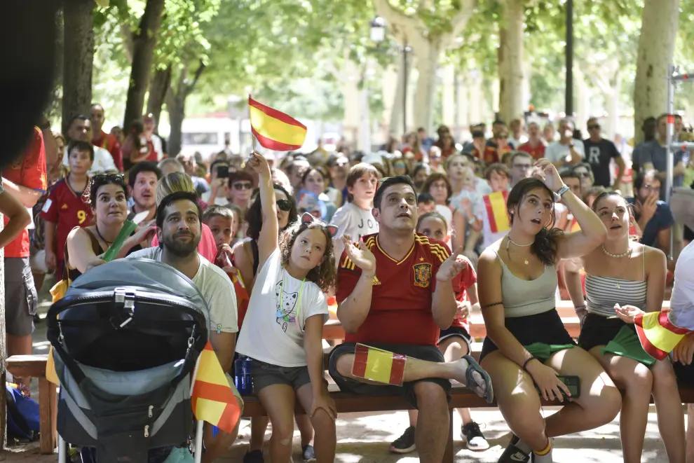 Numerosos aficionados se han dado cita en el Parque Miguet Servet para ver la final en pantalla grande que ha dado el triunfo a las españolas.
