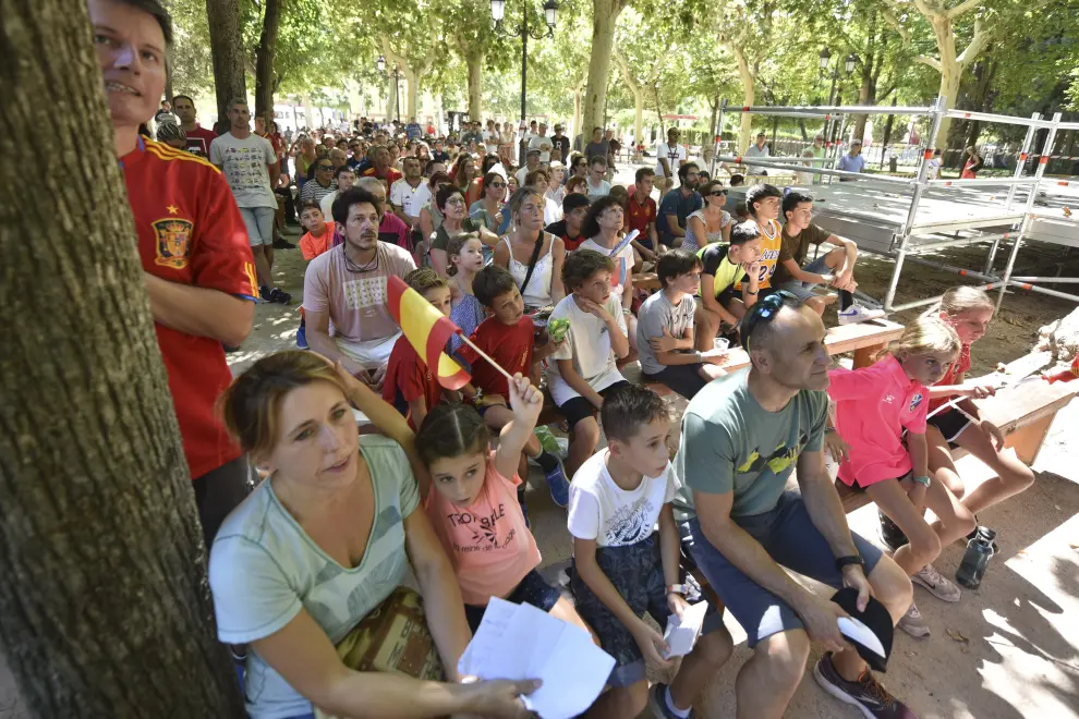 Numerosos aficionados se han dado cita en el Parque Miguet Servet para ver la final en pantalla grande que ha dado el triunfo a las españolas.
