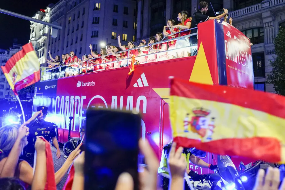 La afición recibe a las jugadoras a su llegada a Madrid