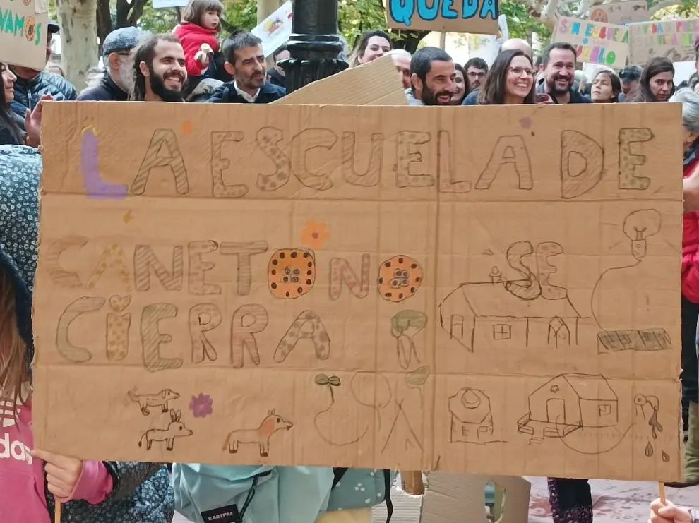 Imágenes de la concentración en Huesca contra el cierre de la escuela de Caneto.