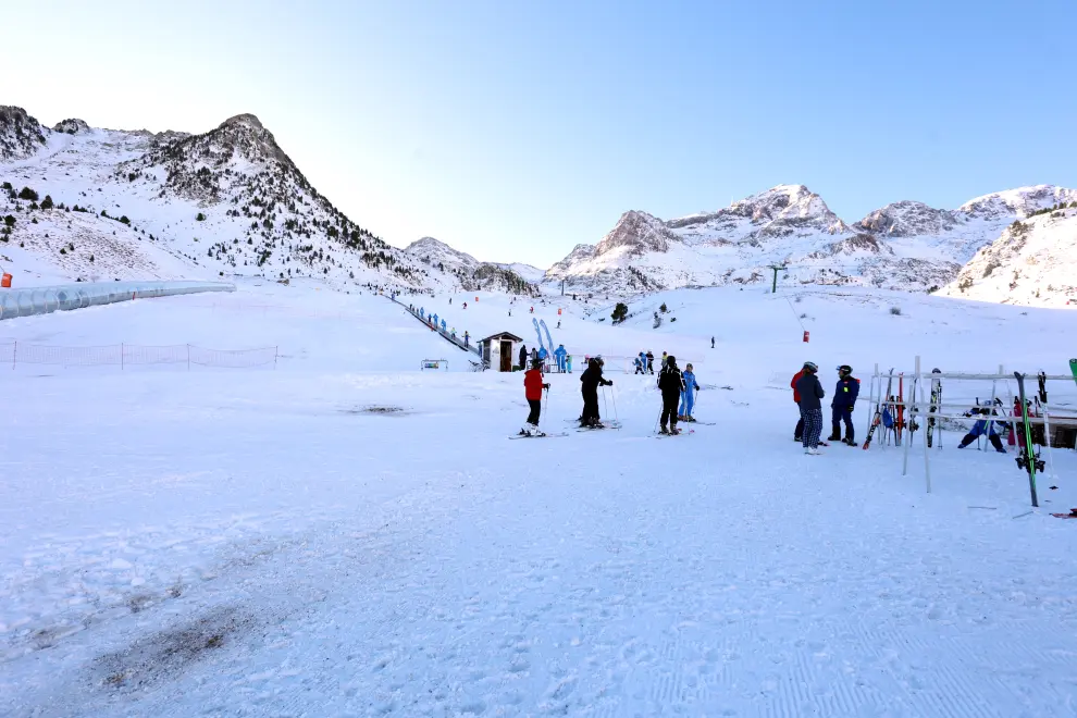 Apertura pistas de esqui Formigal Anayet 16 12 2023 Foto LAURA AYERBE [[[DDA FOTOGRAFOS]]]