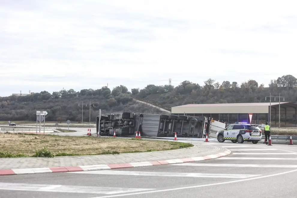 Así ha quedado el vehículo tras sufrir un accidente en las cercanías de la capital altoaragonesa