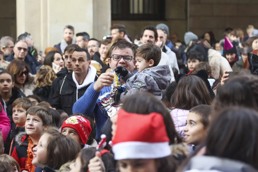Los más pequeños y sus familias se han anticipado a las campanadas en una divertida fiesta en el centro de la capital altoaragonesa