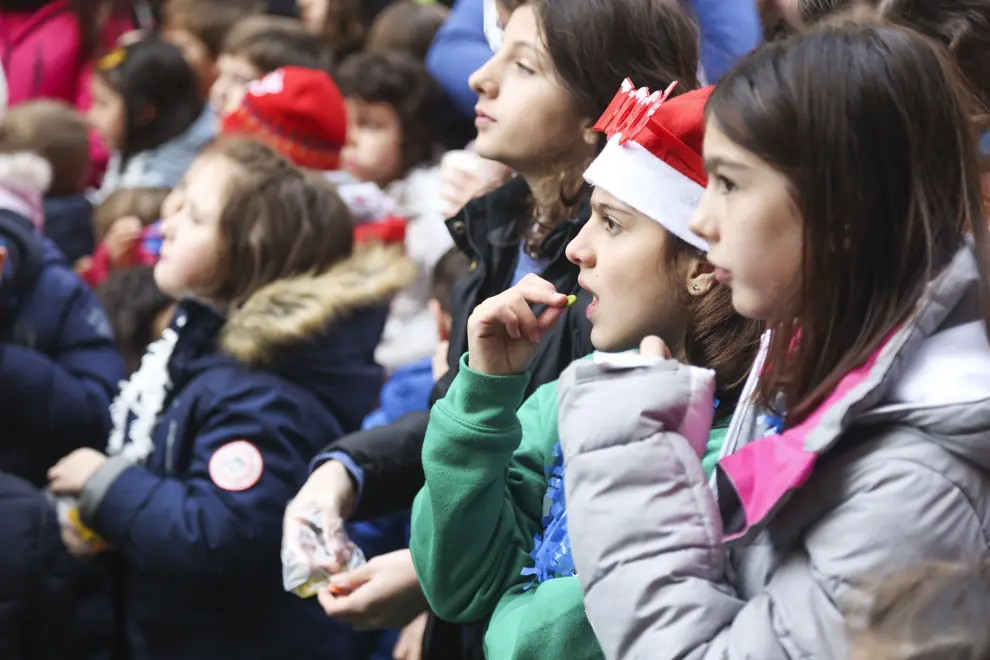 Los más pequeños y sus familias se han anticipado a las campanadas en una divertida fiesta en el centro de la capital altoaragonesa