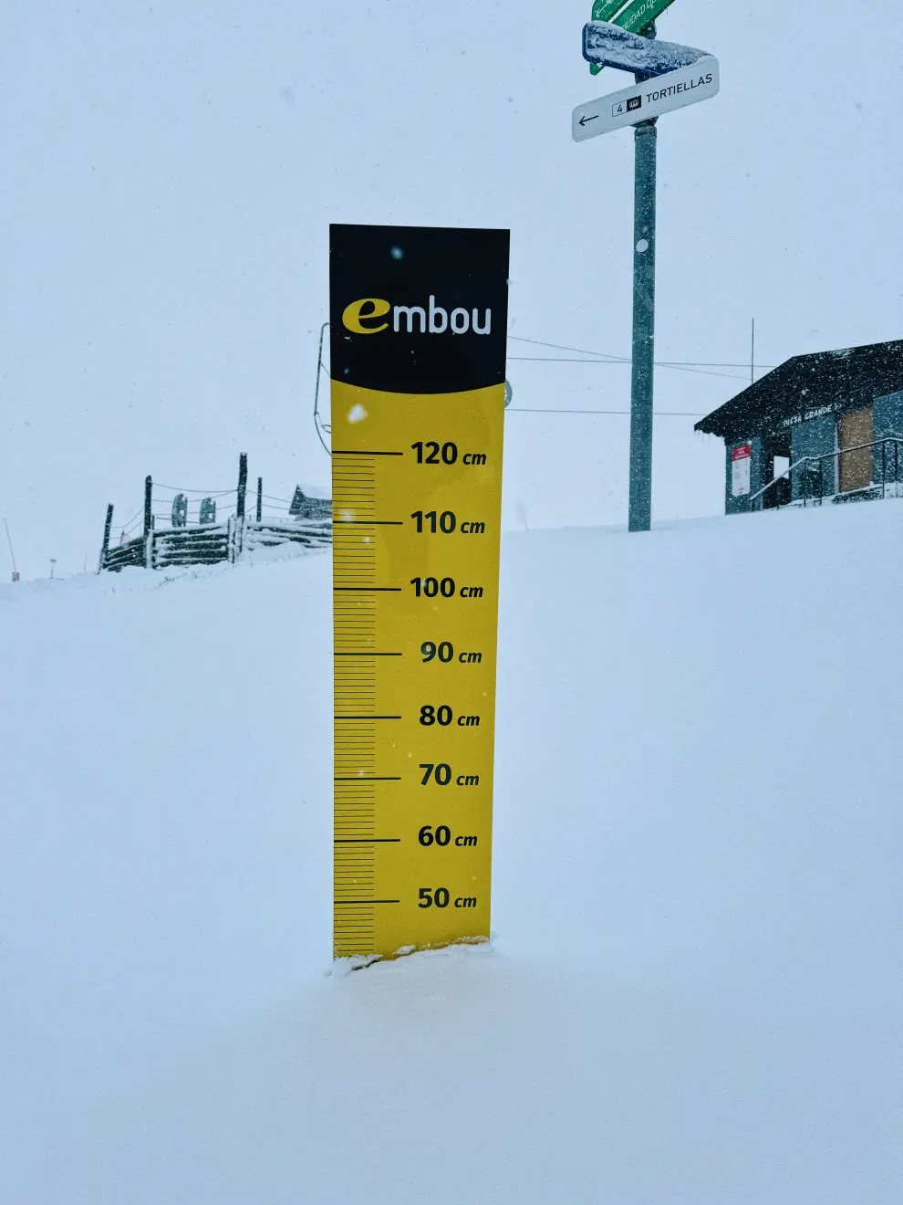 Las máquinas quitanieve se ponen en marcha en este segundo día de la gran nevada en el Pirineo aragonés