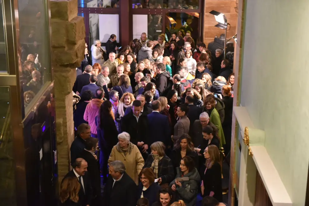 Premiados, invitados y público posan a su llegada al teatro Olimpia de Huesca para disfrutar de la velada.