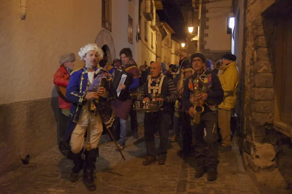 El divertido pasacalles teatralizado en busca de Sent Pançard y la hoguera de San Sebastián atrajeron a bastante público.