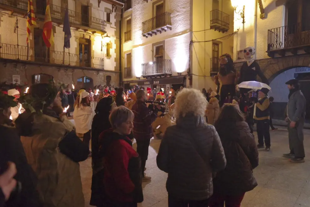 El divertido pasacalles teatralizado en busca de Sent Pançard y la hoguera de San Sebastián atrajeron a bastante público.