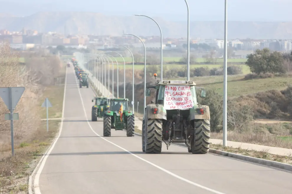 Las tractoradas se han organizado en columnas para su llegada a la capital altoaragonesa.