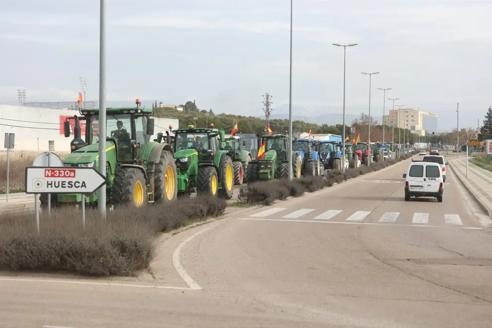 Las tractoradas se han organizado en columnas para su llegada a la capital altoaragonesa.