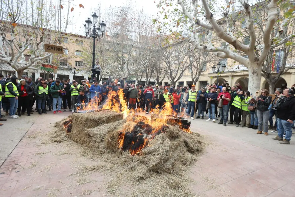 Los manifestantes han quemado una paca ante la Subdelegación del Gobierno y han hecho ruido con esquillas.