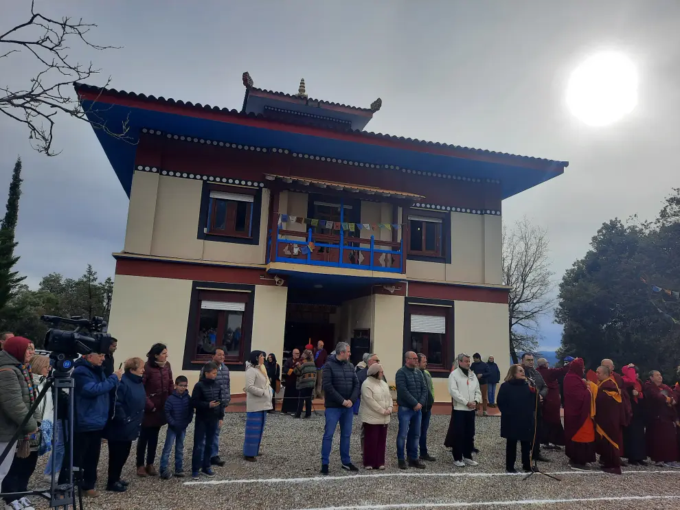 Numeroso público ha acudido este sábado al templo budista a presenciar la ceremonia