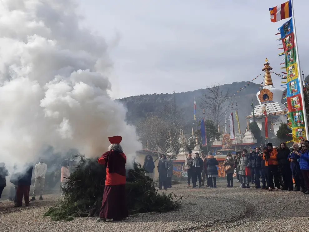 Numeroso público ha acudido este sábado al templo budista a presenciar la ceremonia