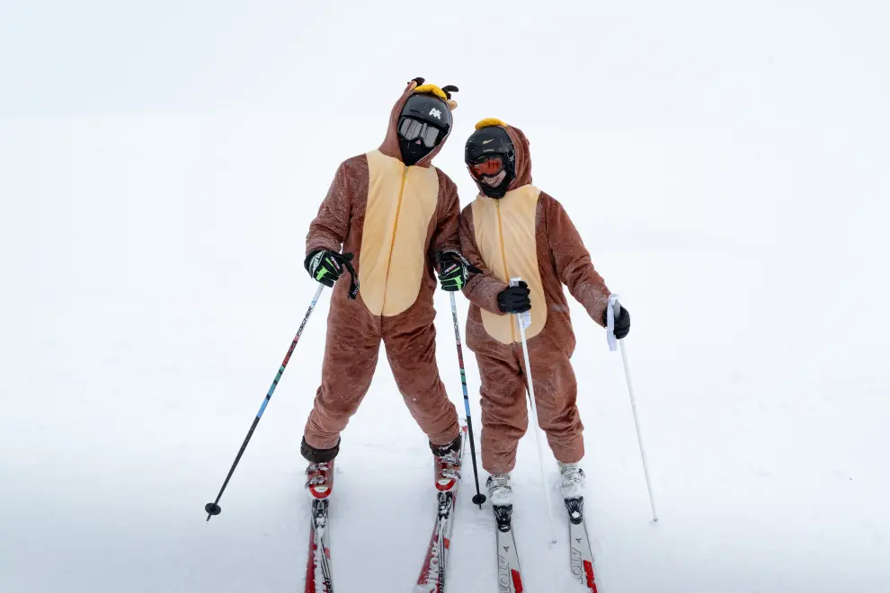 Risas y disfraces para disfrutar del esquí.
