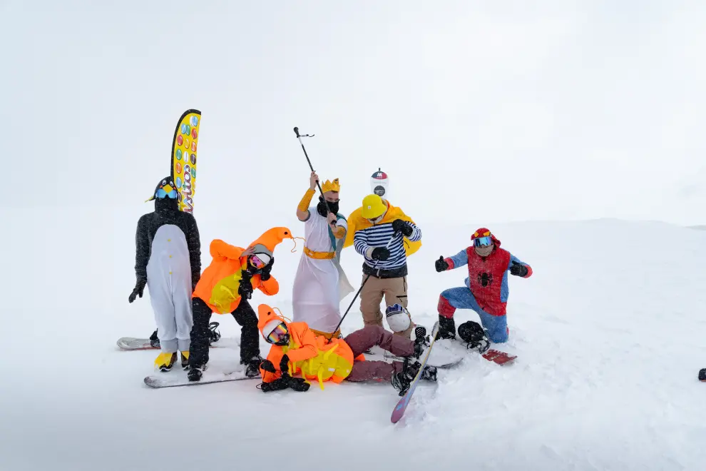 Risas y disfraces para disfrutar del esquí.