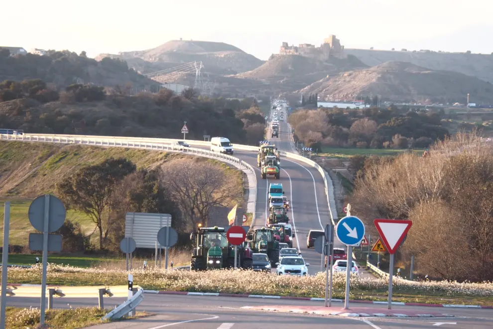 La presencia de tractores en la entrada a Huesca ha formado una larga caravana de vehículos.
