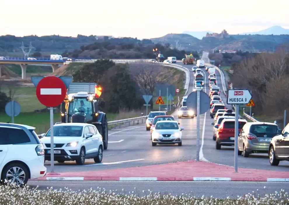 La presencia de tractores en la entrada a Huesca ha formado una larga caravana de vehículos.