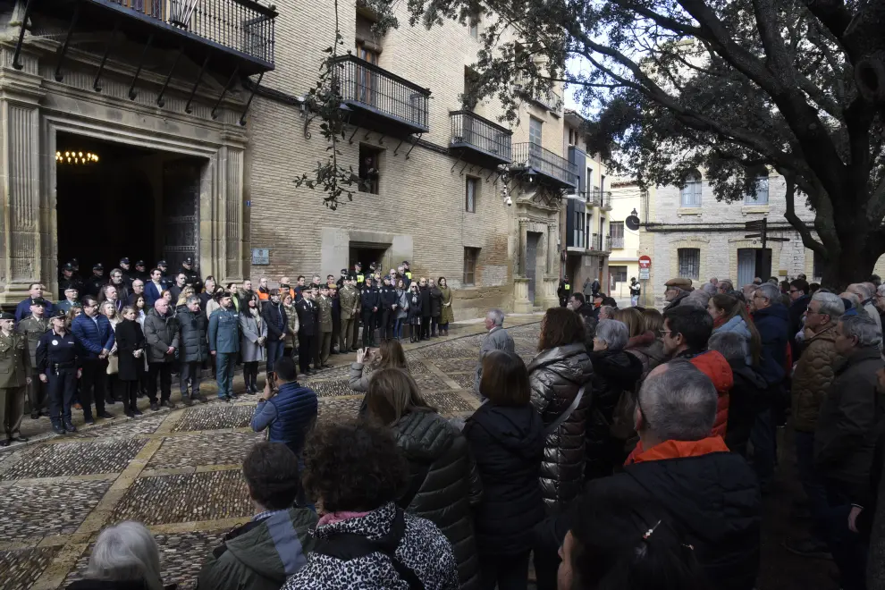 La alcaldesa de Huesca, miembros del Ayuntamiento y autoridades civiles y militares han participado del minuto de silencio en recuerdo de los guardias civiles fallecidos en Barbate, frente al Ayuntamiento