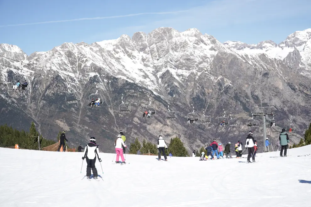 Las estaciones de esquí del Grupo Aramón amplían kilómetros en un fin de semana de sol y actividades para todos los públicos