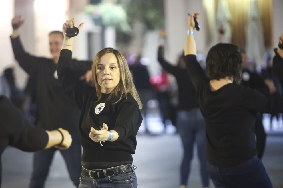 El flashmob jotero por Aspanoa vuelve a congregar a decenas de personas para ver el dance