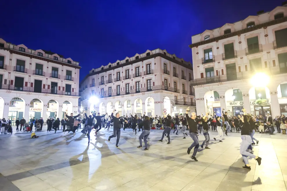 El flashmob jotero por Aspanoa vuelve a congregar a decenas de personas para ver el dance