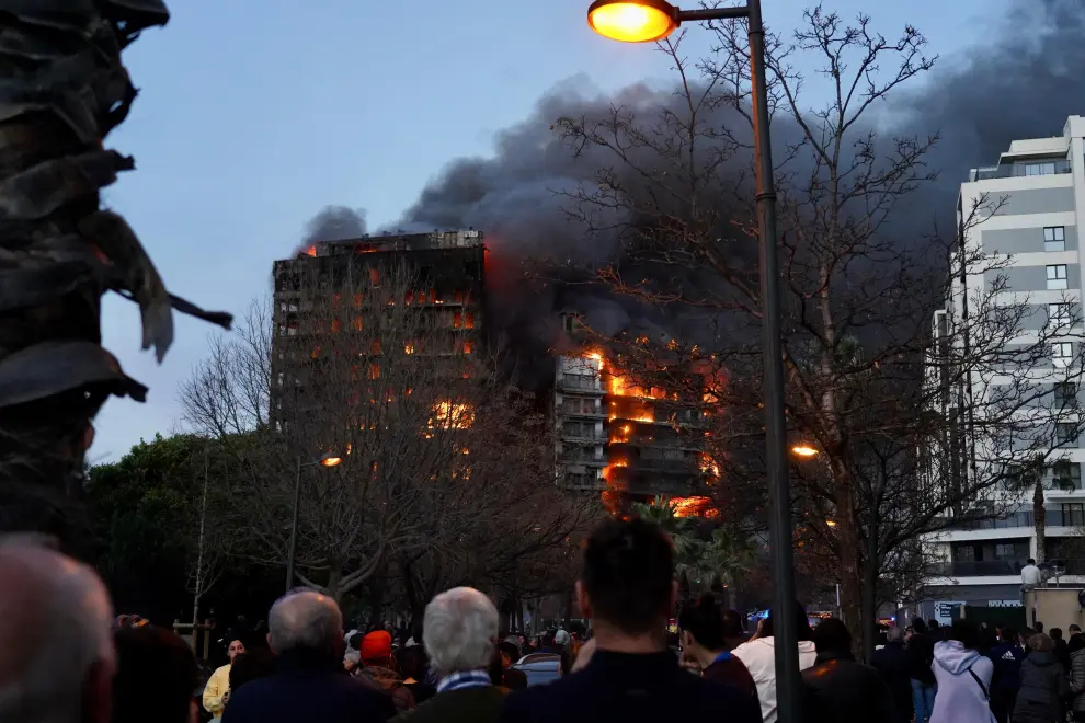 Un incendio, que se ha desatado en un quinto piso, afecta a una edificio de 14 plantas en Valencia.