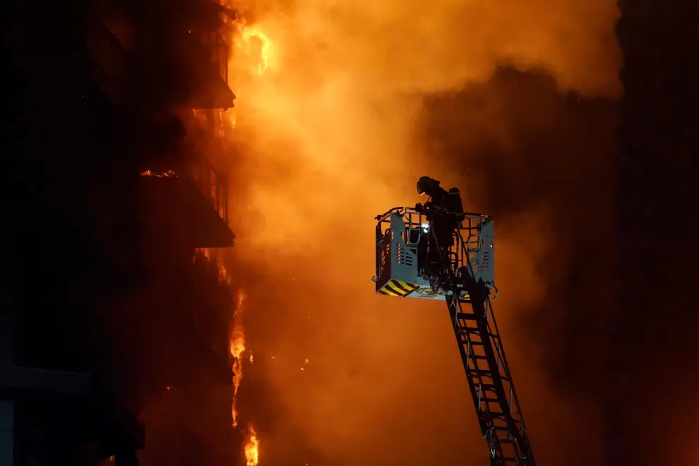 Un incendio, que se ha desatado en un quinto piso, afecta a una edificio de 14 plantas en Valencia.
